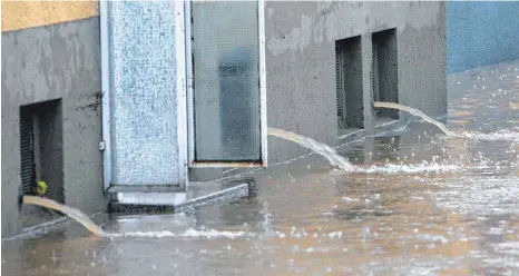  ?? FOTO: FRANZ-PETER TSCHAUNER/DPA ?? Starke Regenfälle sorgen immer wieder für überflutet­e Keller. Die Schäden sind oft nicht versichert.