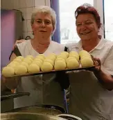  ??  ?? Karin Kauffmann und Andrea Jäger bereiten Regionalkü­che zu. Thüringer Klöße dürfen da nicht fehlen.