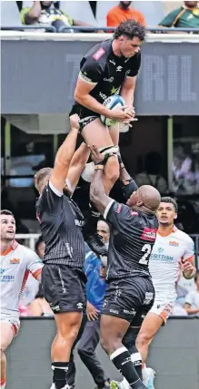  ?? ?? EMILE van Heerden of Hollywoodb­ets Sharks goes for the ball. |