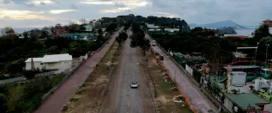  ??  ?? Paesaggio spettrale Il viale d’ingresso al Virgiliano come si presenta dopo gli interventi del Comune