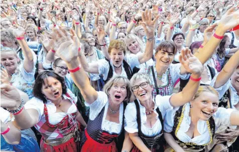  ?? Foto: Stefan Puchner, dpa ?? 3134 Frauen und Mädchen – jung und alt – jubeln. Sie haben für das Allgäu den Dirndl-Weltrekord geholt. Auch eine Südafrikan­erin ist dabei, die zu Besuch in Bad Grönenbach ist. Sie trägt ihr Dirndl zum ersten Mal.