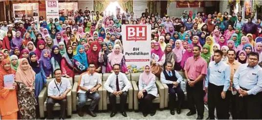  ?? [FOTO OMAR OSMAN /BH] ?? Duduk dari kiri; Hawari, Adha, Mohd Asri, Fadzlena dan penceramah Bahasa Melayu SPM, Mohd Noor Abdullah pada Bengkel ADD BH 2017 di Dewan Munsyi (Utama), Kampus IPG Sultan Abdul Halim, di sini.