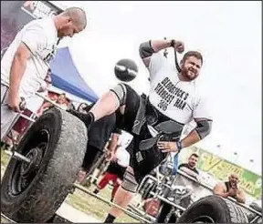  ??  ?? Strongman Dean Evans, 28, from Barwell, deadliftin­g 355kgs at the Bloodstock Strongest Man competitio­n