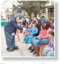  ??  ?? Educar con valores a los niños.