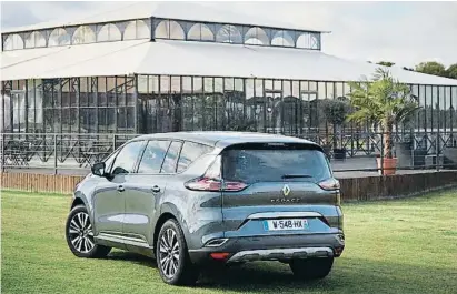  ??  ?? 45.995 euros
Aires de SUV. A Renault le ha ido bien el nuevo aire de SUV que tiene el Espace como prueban las ventas alcanzadas en el 2016. Y es que el Espace siempre ha sido símbolo de innovación. Ahora la innovación llega en forma de nuevas...