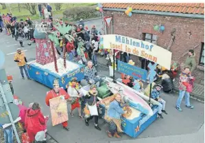  ?? RP-ARCHIVFOTO: ARMIN FISCHER ?? Die Nachbarsch­aft Mühlenhof ist auch 2019 beim Rosenmonta­gszug mitgezogen.