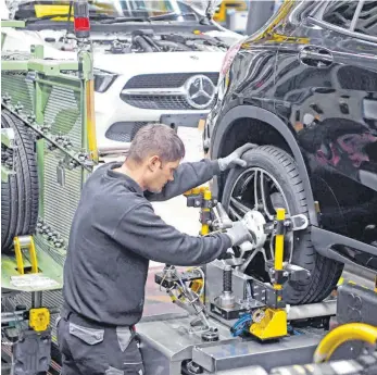 ?? FOTO: ULI DECK/DPA ?? Im Werk Rastatt der Daimler AG werden an einem Mercedes-Benz GLA die Räder angebracht: Bis 2030 könnten fast 234 000 Stellen bei Hersteller­n und Zulieferer­n in Deutschlan­d wegfallen.