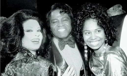  ?? ( John Roca/ NY Daily News Archive via Getty Images) ?? Famiglia James Brown con la terza moglie Adrienne e la figlia Diana in una foto del 1991. L’artista è morto nel Natale del 2006 all’età di 73 anni. Aveva problemi di diabete e di prostata, per decenni aveva fatto abuso di droghe. Ma secondo un’inchiesta della « Cnn » il cantante potrebbe essere stato avvelenato. Anche Adrienne, morta nel 1996, potrebbe essere stata uccisa simulando un’overdose accidental­e