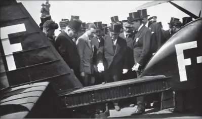  ?? DR ?? Au meeting de Vincennes, le 8 juin 1930, Louis Breguet (premier plan à droite) présente son “27 tout acier” à poutrecais­son au président Doumergue (à sa droite).