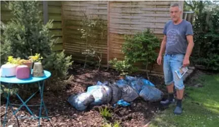  ?? FOTO'S ELKE LAMENS ?? De zandzakjes liggen nu in de tuin van Gino Hoyberghs. Ook daar kwam het water opzetten.