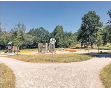  ?? RP-FOTOS (2) ANDREA RÖHRIG ?? Der 2017 fertig gestellte Spielplatz im Grünzug Am Rittersber­g in Urdenbach liegt in der prallen Sonne. Bei den hohen Temperatur­en ist seine Nutzung nicht möglich.