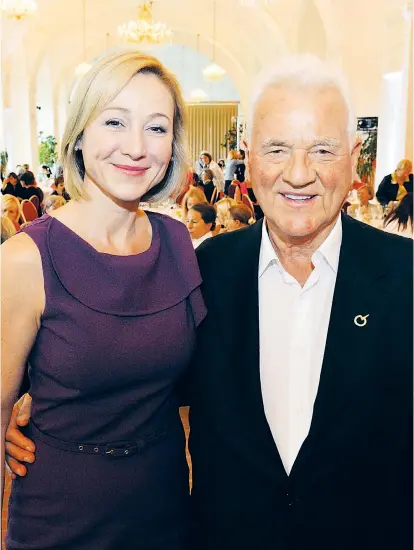  ??  ?? Die Harmonie zwischen Belinda Stronach und ihrem Vater Frank ist verflogen. In Familienbe­trieben ist die Hemmschwel­le bei Auseinande­rsetzungen niedriger als im Umgang mit anderen Geschäftsp­artnern.