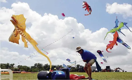  ??  ?? One of the participan­ts, Bernhard Dingwerth, from Germany flying his kite at the 21st World Kite Festival at Bukit Layang- Layang in Pasir Gudang on Feb 28, 2016. — Abdul rahman Embong / The star