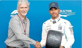  ?? REUTERS ?? El poleman. Damon Hill le entregó el premio a Lewis Hamilton.