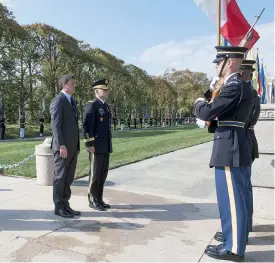  ??  ?? Al cimitero di Arlington. L’omaggio di Matteo Renzi al milite ignoto