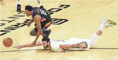  ?? PATRICK BREEN/THE REPUBLIC ?? Suns guard Cameron Payne and the Pelicans’ Jonas Valanciuna­s scramble for a loose ball in the first half in Game 5 of their playoff series at Footprint Center in Phoenix on Tuesday night.