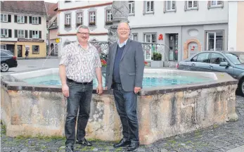  ?? SZ-FOTO: EIS ?? Paul Gröber (l.) und Michael Lohner hoffen, dass sich ein Organisato­r fürs Brunnenfes­t findet.