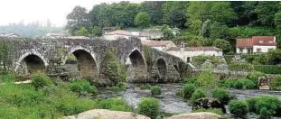  ??  ?? Brücke in Ponte Maceira. Foto: Manfred Taubert