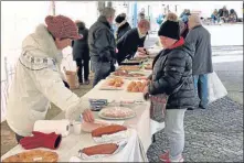  ??  ?? Les pâtisserie­s de la Gymnastiqu­e se sont vendues “comme des petits pains”