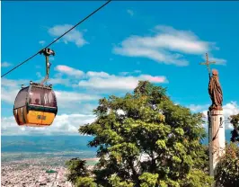  ??  ?? El Parque Escultóric­o Vía Christi en Junín de los Andes (Neuquén); y el ascenso en teleférico al cerro San Bernardo con la imagen del santo y las vistas de la ciudad de Salta.