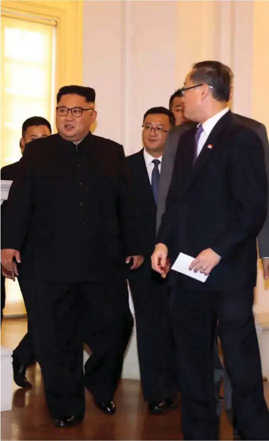  ?? WONG MAYE-E ?? I går ankom Kim Jong Un Singapore, han møtte Singapores statsminis­ter Lee Hsien Loong.