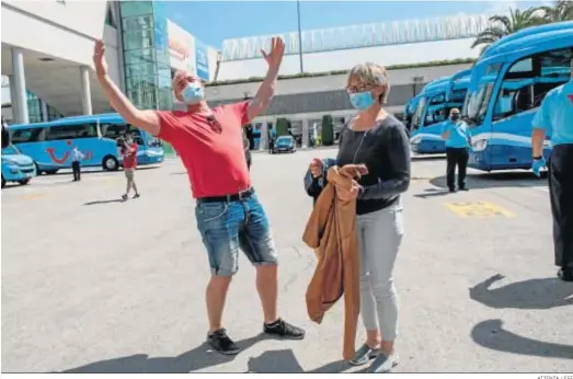  ?? ATIENZA / EFE ?? Una pareja de turistas alemanes a su llegada ayer al aeropuerto de Palma de Mallorca.