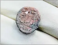  ??  ?? Un pequeño gran hallazgo La diminuta pieza de arcilla, mostrada por la arqueóloga Shlomit WekslerBdo­lah,representa a dos figuras encaradas y lleva la inscripció­n “pertenecie­nte al gobernador de la ciudad”.