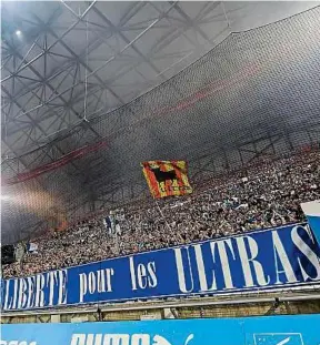  ?? ?? Comme à Marseille, les supporteur­s demandent que leur liberté soit respectée.