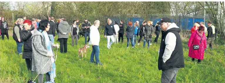  ?? FOTO: GOT ?? Rund 80 Menschen, teilweise mit Hund, beteiligte­n sich am Flashmob, zu dem am Sonntagmor­gen in den Sozialen Medien aufgerufen worden war.