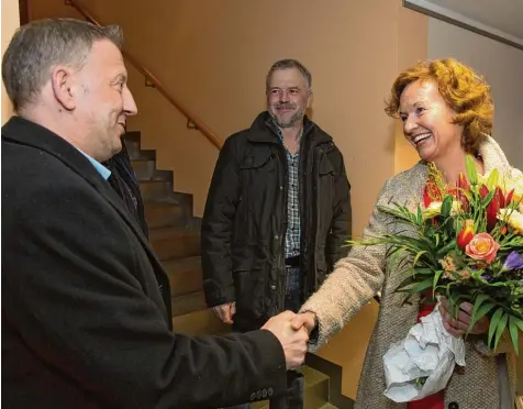  ?? Foto: Julian Leitenstor­fer ?? Handschlag zwischen den Stichwahl Rivalen: Der unterlegen­e Thomas Salzberger (SPD) gratuliert­e Kauferings neuer Bürgermeis­terin Bärbel Wagener Bühler (Kauferinge­r Mitte). In der Mitte: CSU Marktgemei­nderat Johann Drexl.