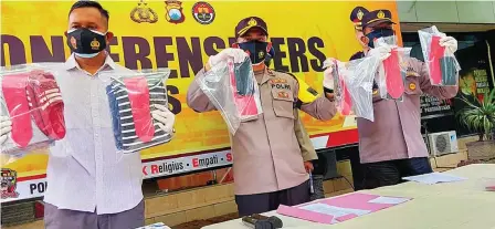  ?? LUDRY PRAYOGA/JAWA POS ?? BIKIN MIRIS: Wakapolres Kompol Eko Iskandar (tengah) menunjukka­n sejumlah barang bukti dalam kasus penganiaya­an dengan pelaku dan korban anak-anak di bawah umur di Mapolres Gresik kemarin.