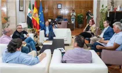  ?? EL PERIÓDICO ?? El presidente de la Junta y la consejera de Agricultur­a, reunidos ayer en Mérida con los representa­ntes de las Opas.