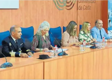  ?? C.P. ?? Mesa inaugural del III Foro Socioeconó­mico de la Bahía de Cádiz, celebrado ayer en la Facultad de Ciencias.