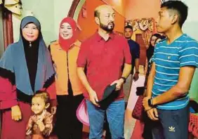  ?? [Foto Zuliaty Zulkiffli/bh] ?? Mukhriz berbual dengan Muhammad Khairil Nizam Ruslan, tunang kepada Marziah Che Omar yang maut dalam nahas ketika kejadian ribut di Jitra, kelmarin.