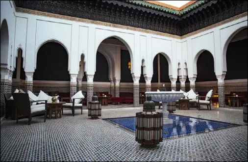  ??  ?? إحدى قاعات فندق «لا مامونيا» في مراكش