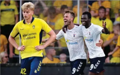  ??  ?? Arbejderne­s Landsbank sponsorere­r i øjeblikket både Brøndby IF og AGF, og banken udelukker ikke at indgå i nye sponsorate­r i fremtiden. Arkivfoto: Jens Dresling