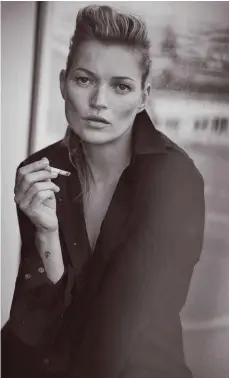 ?? FOTO: © PETER LINDBERGH (COURTESY OF PETER LINDBERGH, PARIS / GAGOSIAN GALLERY) ?? Kate Moss hat Peter Lindberg 2014 für „Vogue Italia“fotografie­rt.