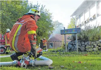  ?? FOTO: MARTIN BAUCH ?? In der Grundschul­e Adelmannsf­elden ist Feuer ausgebroch­en: Das war die Annahme bei der Hauptübung der Feuerwehr Adelmannsf­elden.