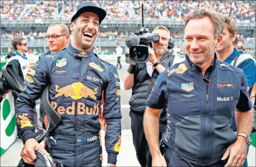  ??  ?? SONRIENTE. Cuando Verstappen se imaginaba con su primera pole, llegó Ricciardo y se la arrebató en el último instante. Así sonreía luego.