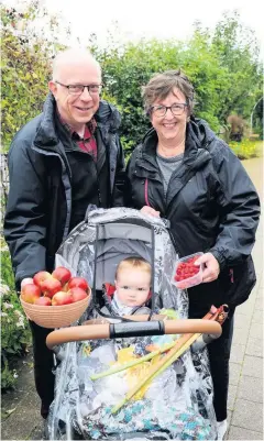  ??  ?? Fruit fun Jackson Young with grandparen­ts Mike and Kathryn