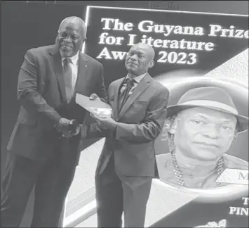  ?? Mark Phillips ?? Michael Jordan receiving his Guyana Prize for Literature award from Prime Minister