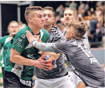  ?? RP-FOTO: RALPH MATZERATH ?? Henrik Heider (am Ball) setzt im Langenfeld­er Angriff wesentlich­e Akzente.