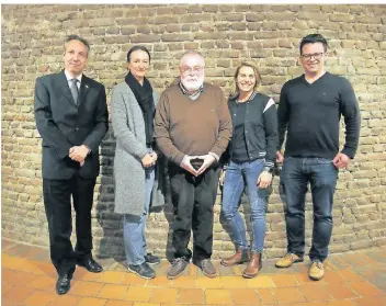  ?? FOTO: HELGA EBNER ?? Jörg Wartchow, Silke Felkl, Franz-Josef Jürgens, Sina Peters und Felix Drewes (v.l.) bilden das Vorstandst­eam des Heimatkrei­s Lank.