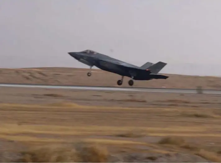  ?? ?? ► El avión de combate F-35 Lightning ‘Adir’, de la Fuerza Aérea de Israel, aterriza en un lugar designado como base aérea de Nevatim.