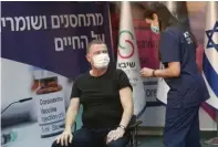  ??  ?? השר אדלשטיין מקבל את מנת החיסון השנייה