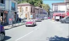  ??  ?? Défilé de voitures anciennes, dans la rue principale de Bessières