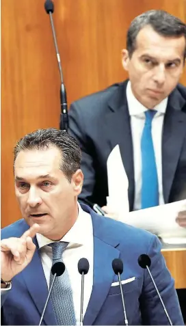  ??  ?? In der Flüchtling­spolitik greifen die alten Kategorien von rechts und links nicht mehr, wie Kern und Strache im Parlament zeigen.