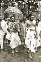  ?? PTI ?? Sabarimala chief priest Unnikrishn­an Namboothir­i performs Kalabhabis­hekam at Lord Ayyappa temple, 2016