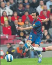  ?? FOTO: PERE PUNTÍ ?? Ludovic Giuly topó tres veces con el poste en 2006