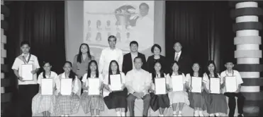  ??  ?? Ten outstandin­g public school students display their medals and certificat­es during the awarding ceremonies at Center Stage, Mall of Asia with their benefactor ‘Kabayan’ Noli de Castro. Behind are sponsors of the scholarshi­p program: Gigi Alcala of Rotary Midtown, QC; Jessie Andres of Kabayan Foundation; Joey Pelaez, executive director, Deped Center for Student &amp; Co-curricular Affairs; Carmen Linda Atayde, executive director for Education of SM Foundation and Mon Guerrero of Rotary Club Makati West.